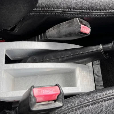 Bệ trung tâm (Center Console) Suzuki Jimny có khay để ly