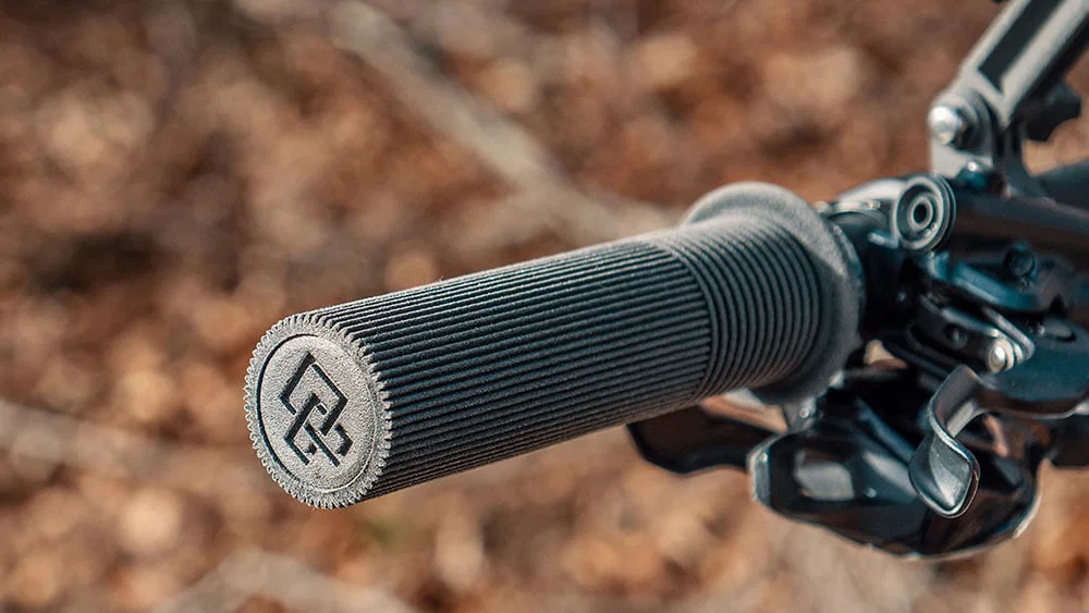 Tay nắm MTB tuỳ biến, dẫn xích & shifter (Custom Mountain Bike Grips, Chain Guide & Shifters) - Image 1