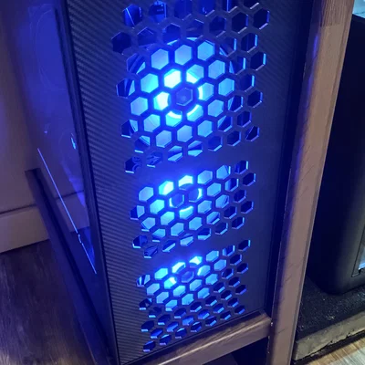 Tấm lưới mặt trước tổ ong tối ưu luồng gió cho Deepcool Matrexx 70