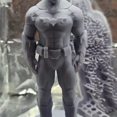 Tượng Batman kèm logo trước ngực