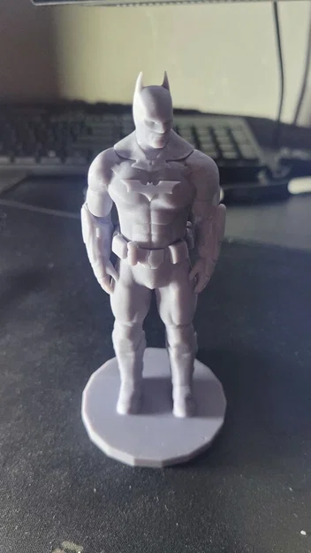 Tượng Batman kèm logo trước ngực - Image 2