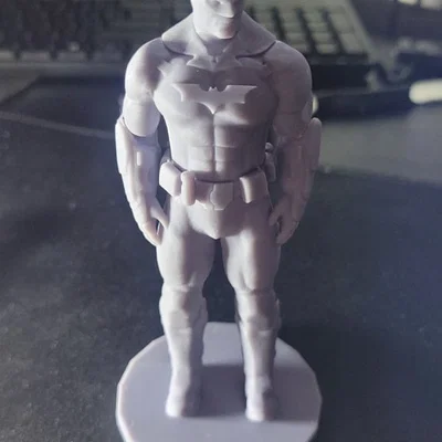 Tượng Batman kèm logo trước ngực