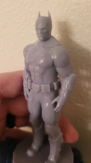 Tượng Batman kèm logo trước ngực - Image 3