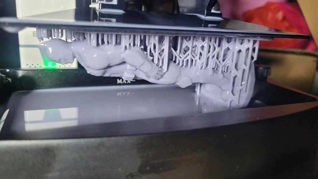 Tượng Batman kèm logo trước ngực - Image 4