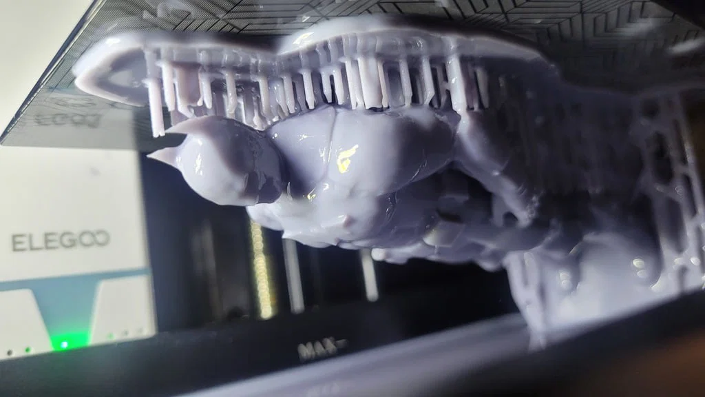 Tượng Batman kèm logo trước ngực - Image 5