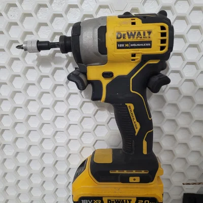 Giá treo máy khoan DeWalt trên bảng Honeycomb cực gọn