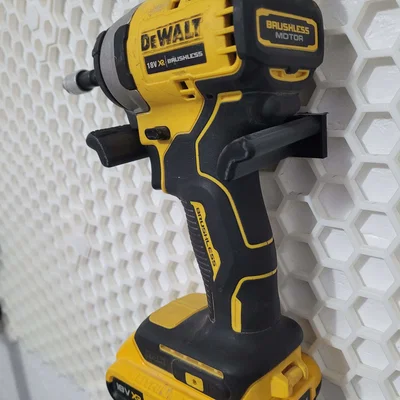 Giá treo máy khoan DeWalt trên bảng Honeycomb cực gọn