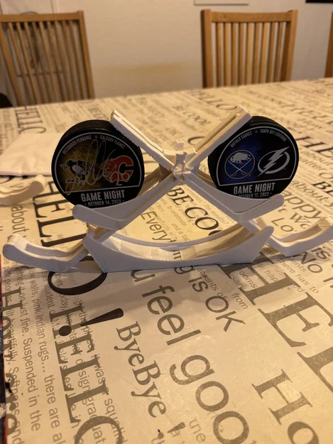 Giá đỡ trưng bày quả cầu khúc côn cầu (Hockey Puck Holder) in 3D - Image 1