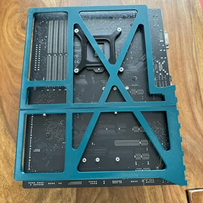 Khay gắn motherboard ATX chia làm 2 phần