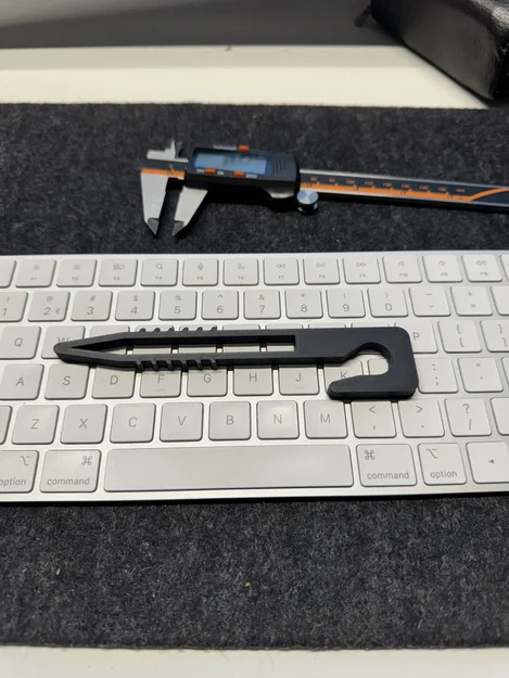 Cọc ghim ống tưới (Irrigation hose stake) - Image 1