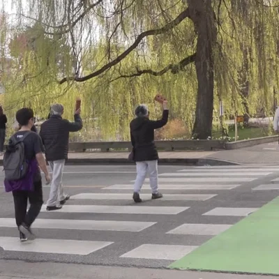Be seen, grab a Brick! – Chiến dịch an toàn cho người đi bộ