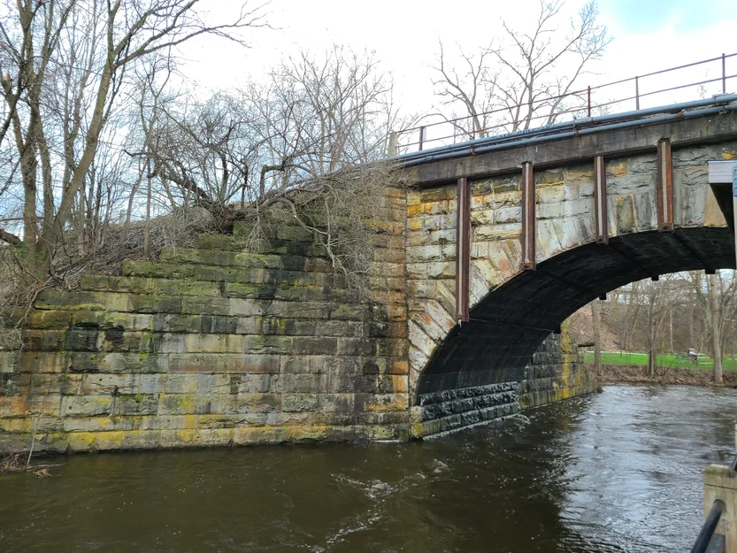 Cầu Đường Sắt Vòm Đá Mill Creek (Mill Creek Stone Arch Model Railroad Bridge) - Image 1