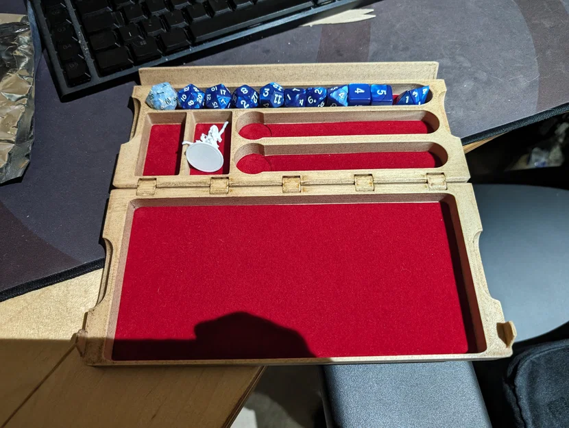 Hộp đựng xúc xắc DND giả gỗ (Wood fill DND Dice Box Tray) in 3D - Image 2