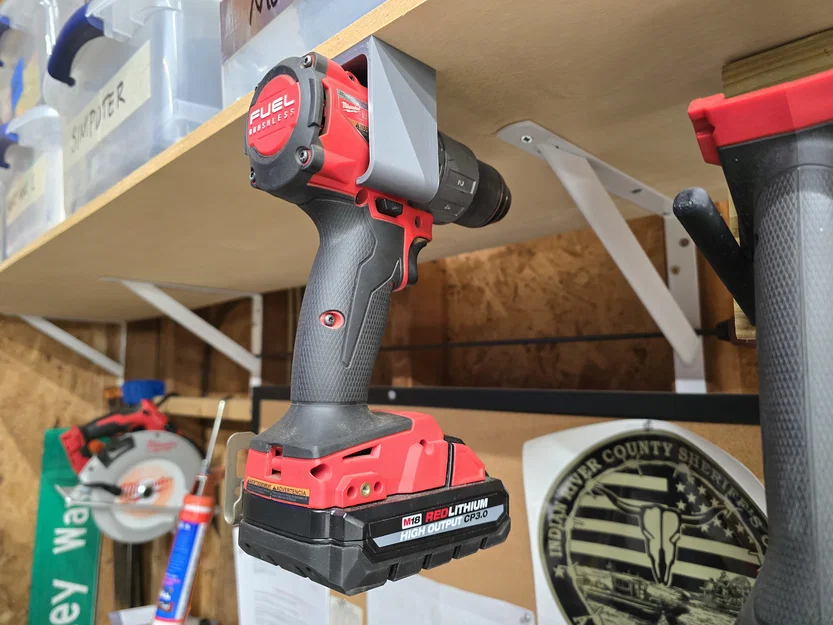 Giá treo máy khoan Milwaukee M18 dưới gầm tủ tiện lợi - Image 1