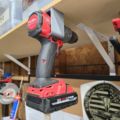 Giá treo máy khoan Milwaukee M18 dưới gầm tủ tiện lợi