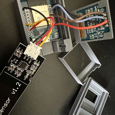 Cảm biến độ ẩm đất dùng ESP32 kèm màn hình OLED (vỏ case in 3D)