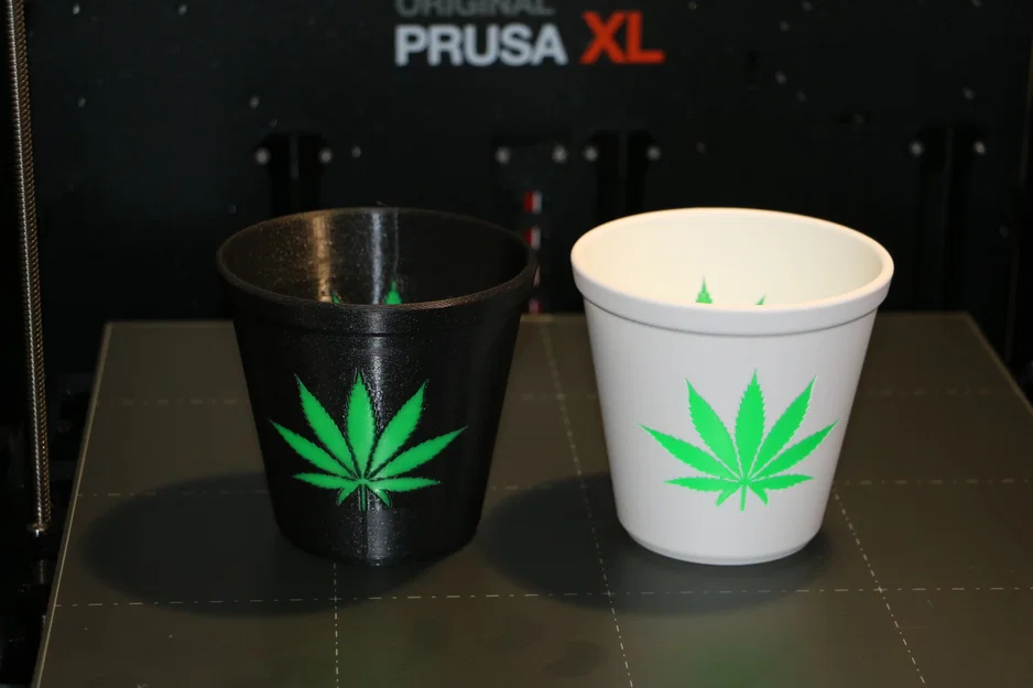 Chậu hoa hoạ tiết lá cần sa (Flowerpot with weed leaves) - Image 1