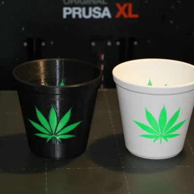 Chậu hoa hoạ tiết lá cần sa (Flowerpot with weed leaves)