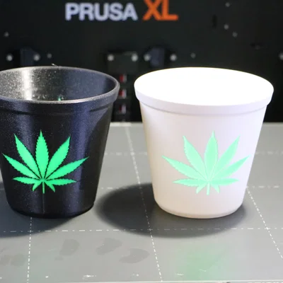 Chậu hoa hoạ tiết lá cần sa (Flowerpot with weed leaves)
