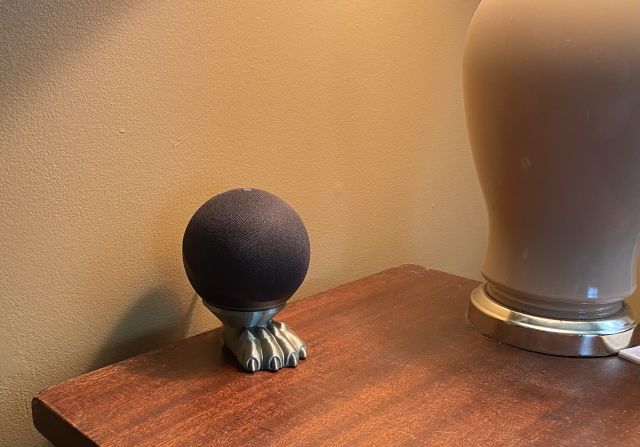 Bệ Đỡ Echo Dot Alexa Dạng Chân Vuốt (Claw Foot Pedestal) - Image 1