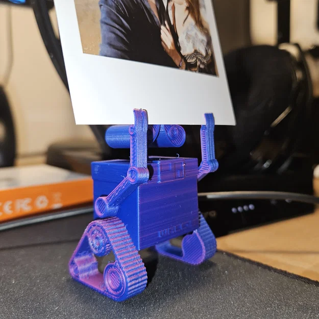 Wall‑E treo ảnh/ghi chú (Photo holding Wall‑E) - Image 2