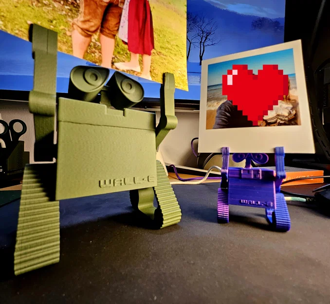 Wall‑E treo ảnh/ghi chú (Photo holding Wall‑E) - Image 3