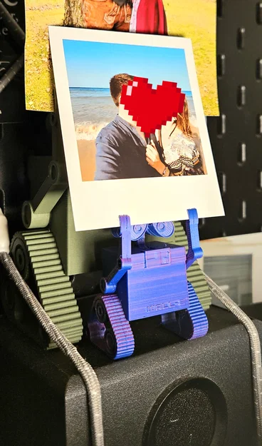 Wall‑E treo ảnh/ghi chú (Photo holding Wall‑E) - Image 4