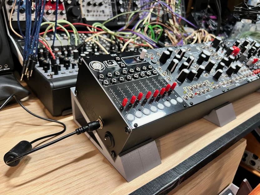 Chân đế nghiêng 22 độ cho Make Noise, Erica Synths và các loại skiff/case một hàng - Image 1