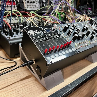 Chân đế nghiêng 22 độ cho Make Noise, Erica Synths và các loại skiff/case một hàng