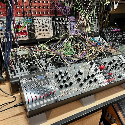 Chân đế nghiêng 22 độ cho Make Noise, Erica Synths và các loại skiff/case một hàng