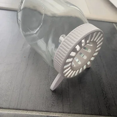 Nắp bẫy ong bắp cày có chân đế in 3D cho hũ thủy tinh