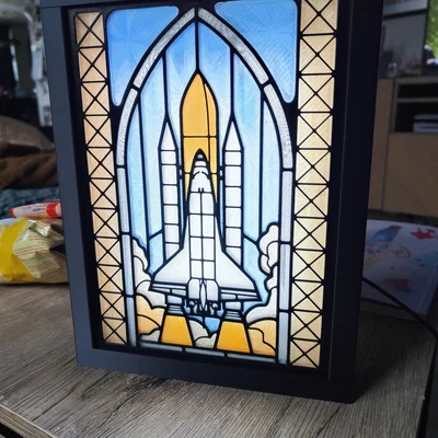 Hộp Đèn Lightbox Kính Màu (Stained Glass) Tàu Con Thoi Không Gian