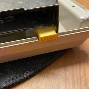 Nút eject cho floppy Amiga 500 (Chinon FB-354)