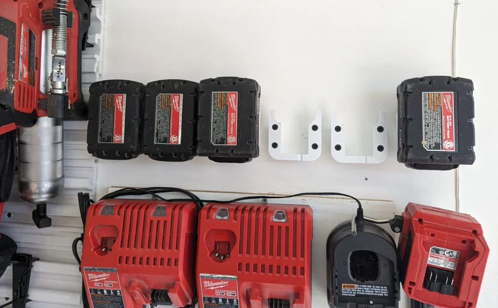 Giá Treo Tường Pin M18 - Dùng vừa mọi pin M18 - Image 1