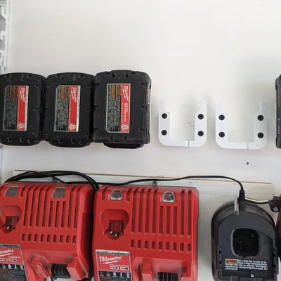 Giá Treo Tường Pin M18 - Dùng vừa mọi pin M18