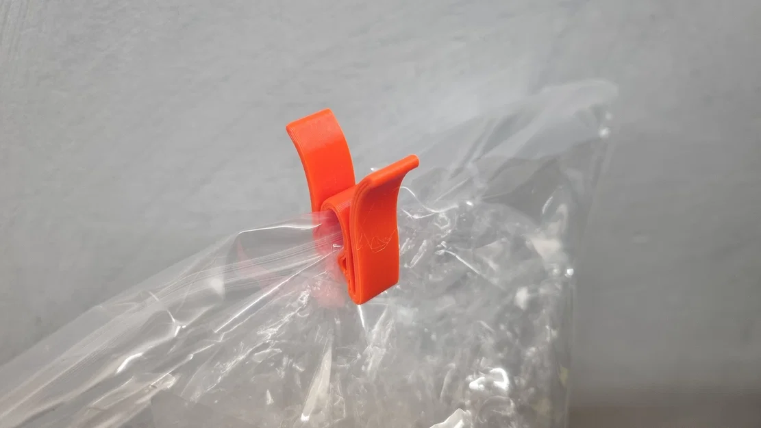 Kẹp quần áo tối giản với ngàm bám kiểu “snake-bite” (print-in-place) - Image 1