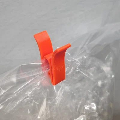 Kẹp quần áo tối giản với ngàm bám kiểu “snake-bite” (print-in-place)