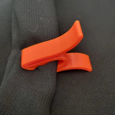 Kẹp quần áo tối giản với ngàm bám kiểu “snake-bite” (print-in-place)