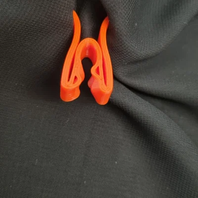 Kẹp quần áo tối giản với ngàm bám kiểu “snake-bite” (print-in-place)