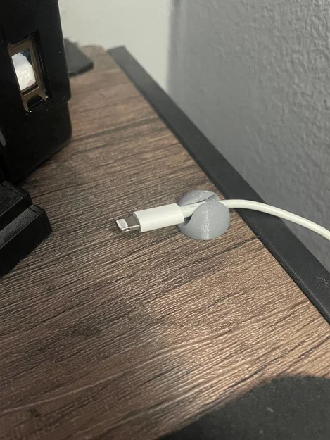 Kẹp giữ dây cáp sạc iPhone gọn gàng - Phụ kiện in 3D tiện lợi - Image 1