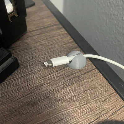 Kẹp giữ dây cáp sạc iPhone gọn gàng - Phụ kiện in 3D tiện lợi
