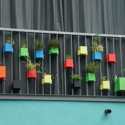 Vườn Ban Công: Chậu tự tưới treo lan can (parametric)