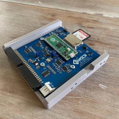 Ngàm gắn BlueSCSI v2 cho khoang ổ cứng Macintosh đời cũ