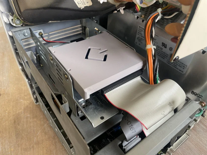 Ngàm gắn BlueSCSI v2 cho khoang ổ cứng Macintosh đời cũ - Image 2