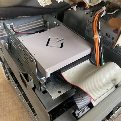 Ngàm gắn BlueSCSI v2 cho khoang ổ cứng Macintosh đời cũ