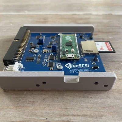 Ngàm gắn BlueSCSI v2 cho khoang ổ cứng Macintosh đời cũ