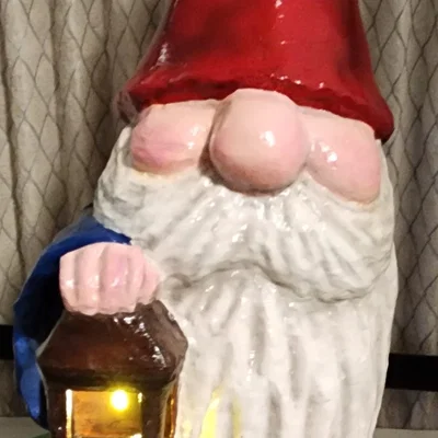 Tượng chú lùn Gnome giữ đèn 3D độc đáo trang trí sân vườn