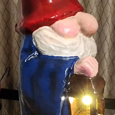 Tượng chú lùn Gnome giữ đèn 3D độc đáo trang trí sân vườn