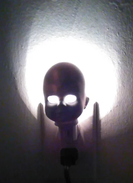 Mô hình đầu búp bê rùng rợn trang trí đèn ngủ (Creepy Doll Nightlight) - Image 3