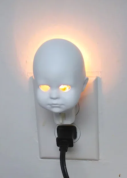 Mô hình đầu búp bê rùng rợn trang trí đèn ngủ (Creepy Doll Nightlight) - Image 4